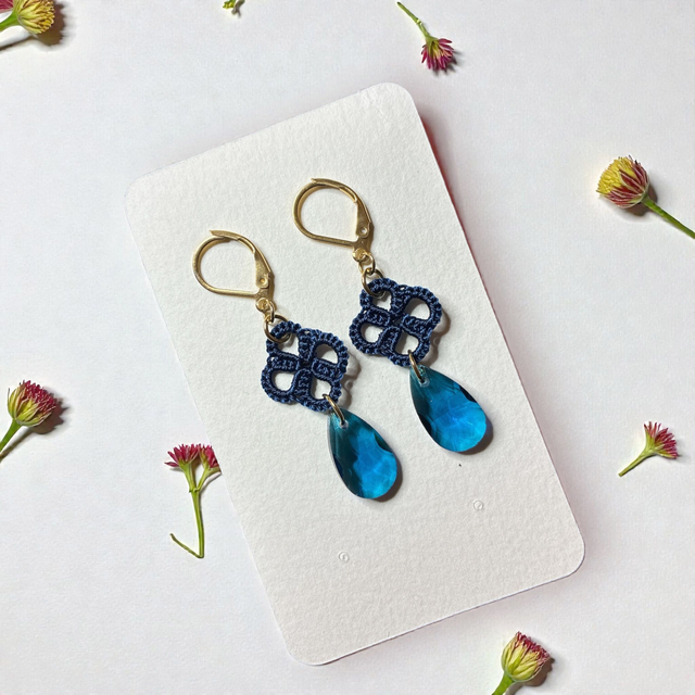 Boucles d'oreilles en dentelle de frivolité et perle en cristal