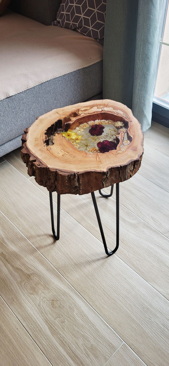 Table d’appoint en bois et résine avec fleurs séchées 