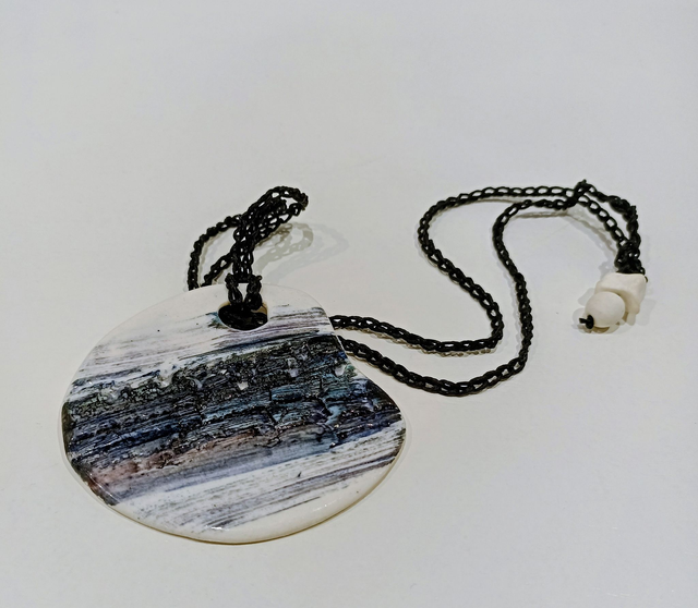 MEDALLÓN DE PORCELANA Y PIGMENTOS