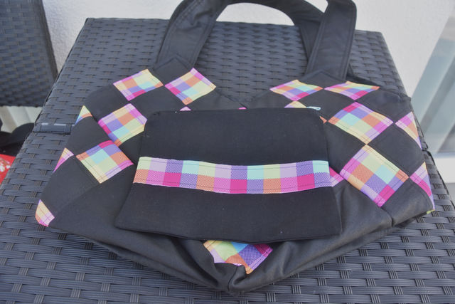 Shopper- und Badetasche mit Wasserabweisenden Stoff inkl. separates Täschchen mit Bunte Kacheln