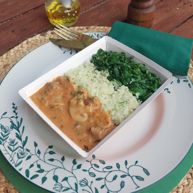 Strogonoff de carne ao vinho + Arroz de couve flor + Couve refogada
