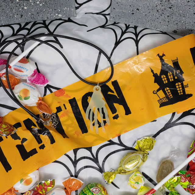 Collier main de squelette