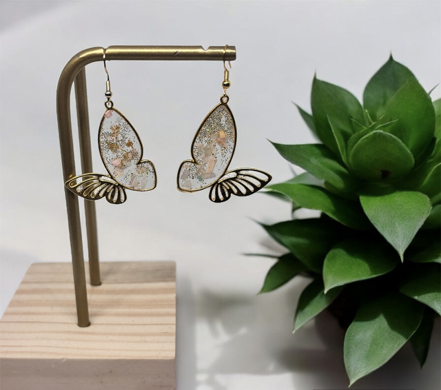 Boucles d'oreilles papillon doré avec copeaux coquillage