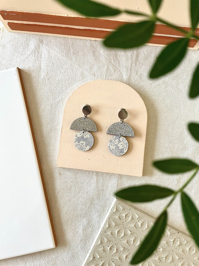 Boucles d’oreilles Demi lune argentée et rond fleuri