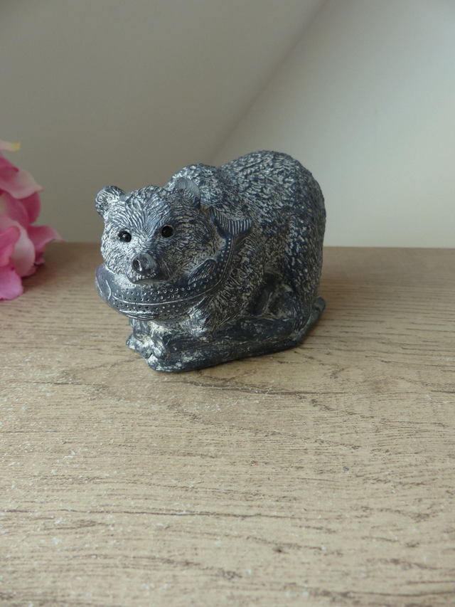 Sculpture d'ours attrapant un poisson, pierre de savon Wolf Original, figurine ours pierre fait main Canada, collection animaux art inuit