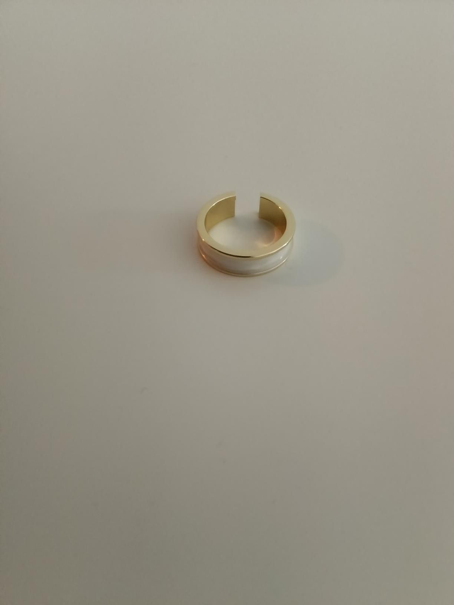 Wit met goudkleurige open ring
