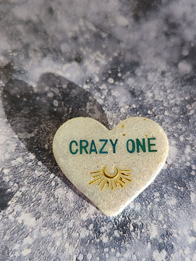 Broche cœur à paillettes - message : CRAZY ONE