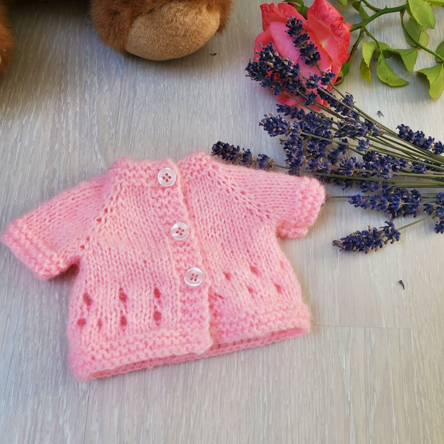 Gilet de poupée tricoté en laine rose