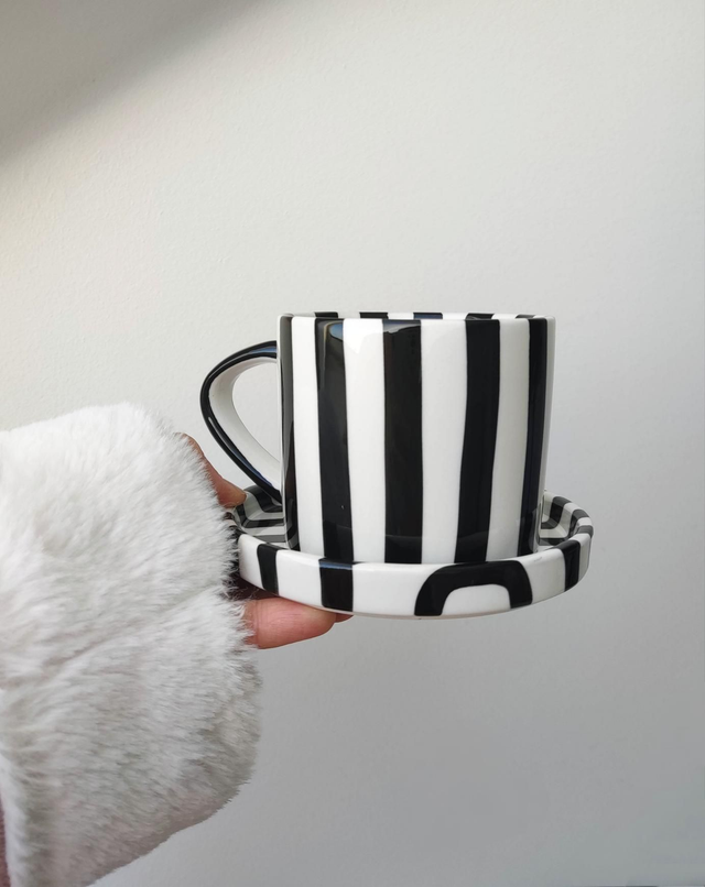 Tasse et sous-tasse en céramique rétro noir 