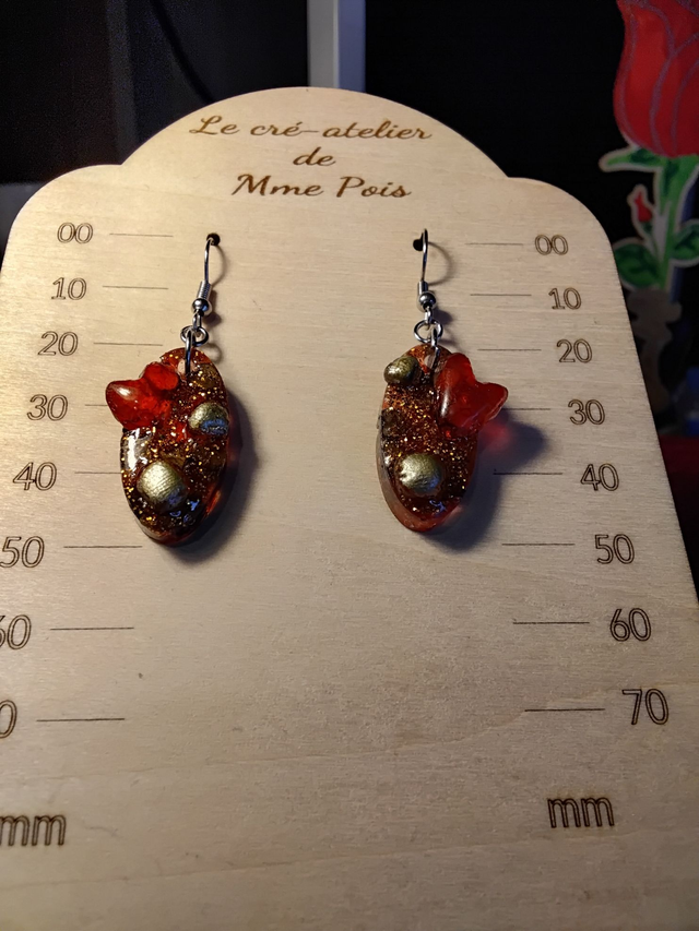 Boucles d’oreilles Cœur en Résine – Incrustations Bois, Or Pailleté et Rouge