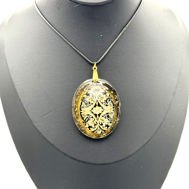 Collier cabochon doré et noir dans résine époxy 