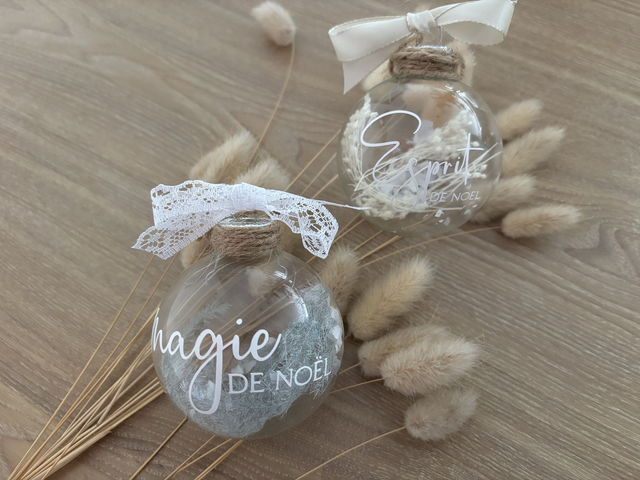 Boule de Noël en verre et fleurs séchées