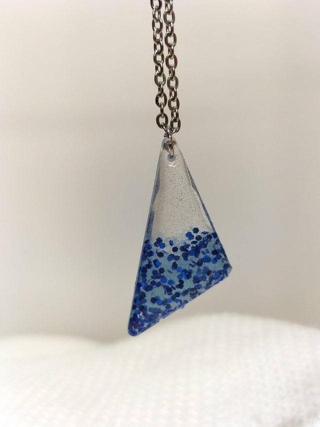 Pendentif triangulaire et paillettes bleues