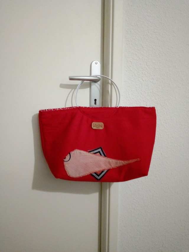  sac fourre tout  en tissu et simili cuir  rouge avec poche arrière zipée		 		