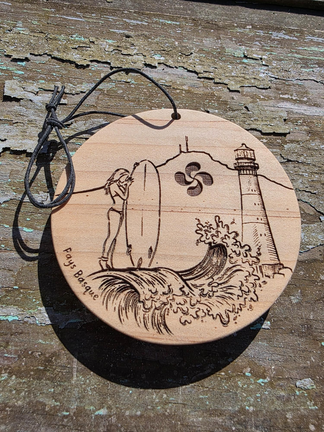 Pendentif bois massif surfeuse
