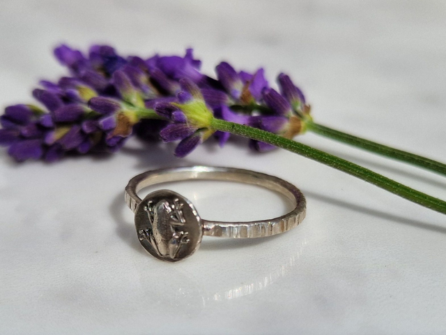 Frog Ring - 925 recycled Silver - Frog blob ring with a hammered textured recycled 925 Silver polished band - approx 1.4mm ring band. Stacking ring.