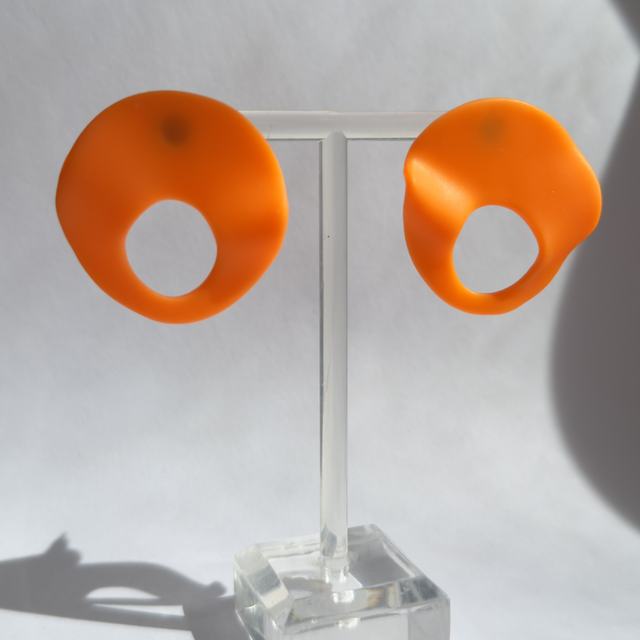 Pendientes Mantarraya en naranja neón