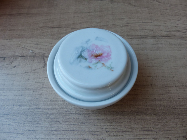 Deux petits ramequins avec couvercle en porcelaine Pillivuyt, mini beurriers, petites terrines, cuisine française Vintage