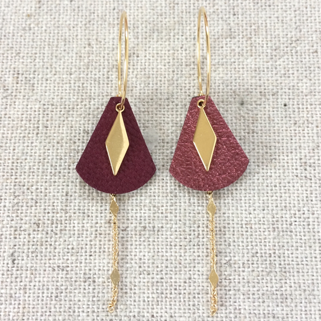 Boucles d’oreilles « Métronome » dorées, cuir bordeaux et framboise métallisé 