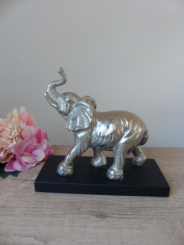 Grande sculpture éléphant métal couleur argent sur socle en bois, figurine éléphant trompe levée décoration bureau joie force paix sagesse