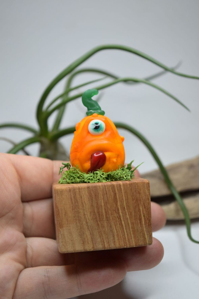 SCULPTURE CITROUILLE SUR SOCLE EN BOIS 