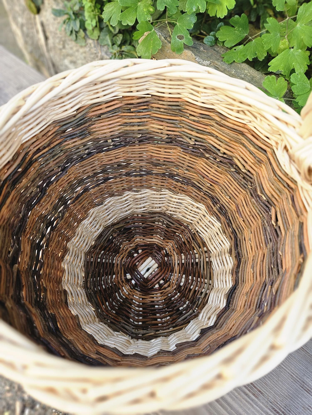 Panier rond en osier blanc et brut