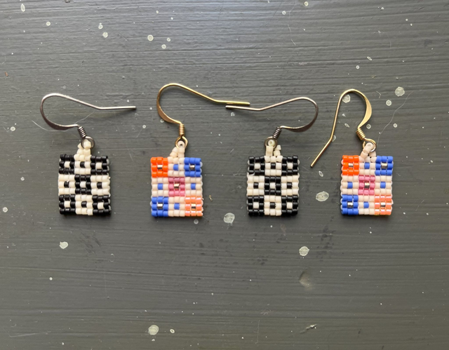 Petites boucles d'oreilles en perles carrées damiers orange ou noires