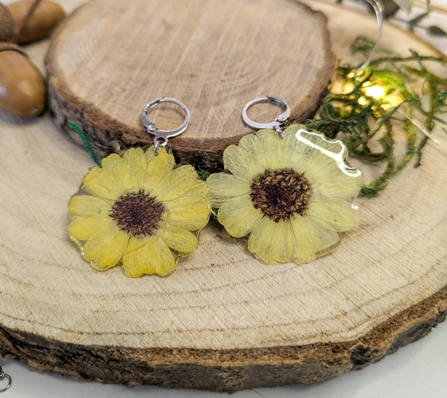 Pendientes de resina de girasoles 