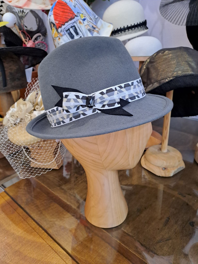 Borsalino en feutre de laine mérinos gris, galon jacquard et cabochon