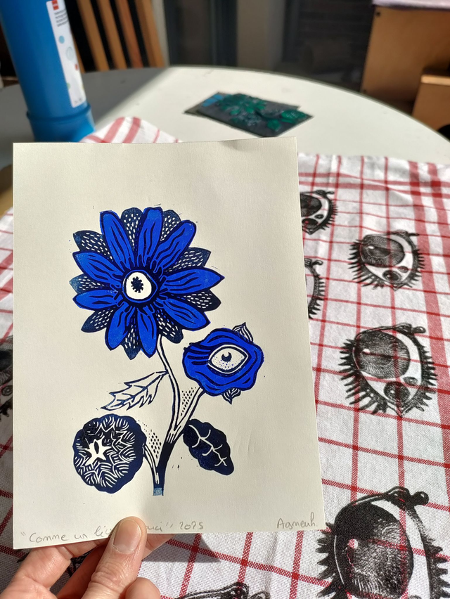 linogravure "fleur de souci" en couleur format 15 X 19.5cm bleu