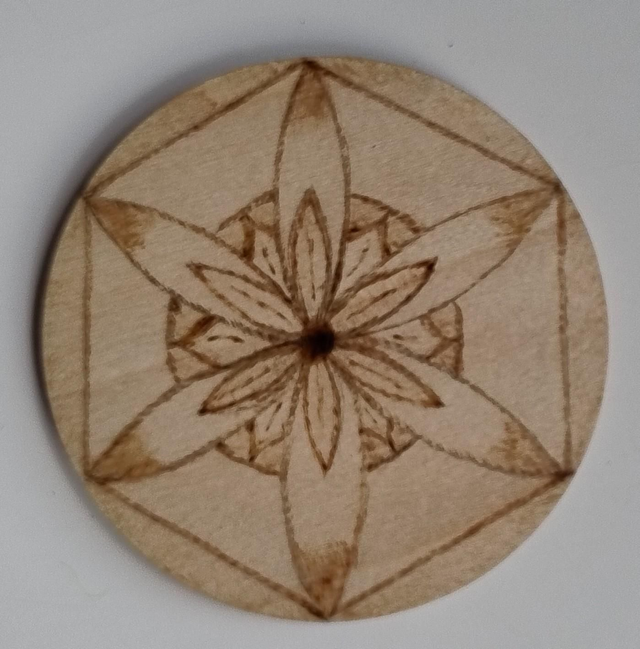 Magnet with geometric flower design 