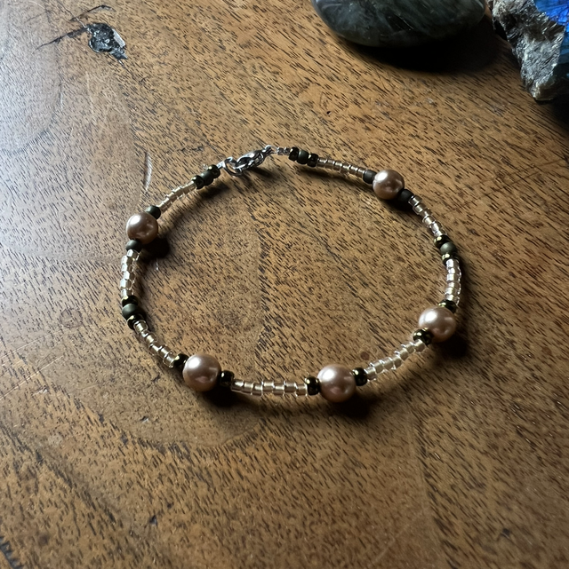 Bracelet assorti au collier de perles nacrées marrons