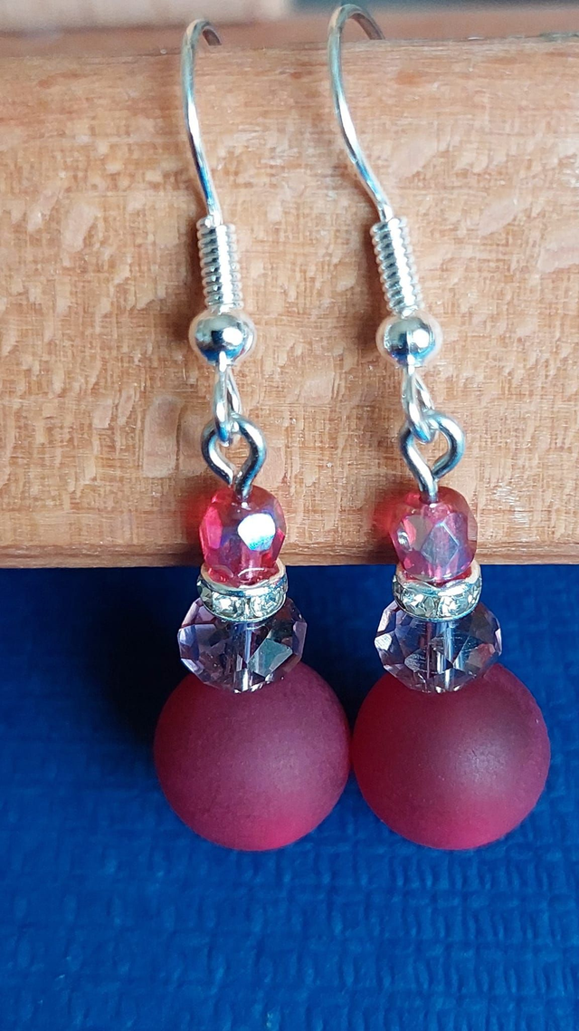 Boucles d&#039;oreilles bordeaux avec diverses perles (swarovski, anneaux strass)