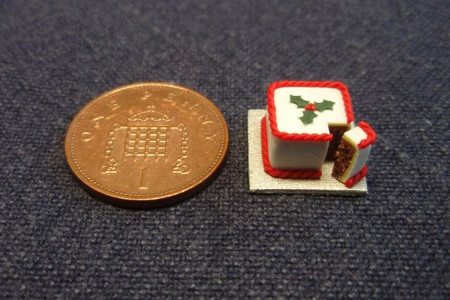 Christmas Cake (1/24th scale) - sliced