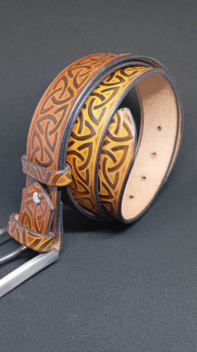 Ceinture 35 mm marron et noire motif celtique triquetra