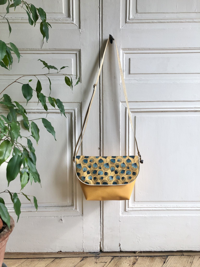 Sac Bandoulière - PLUMES vertes fond jaune, simili cuir jaune moutarde