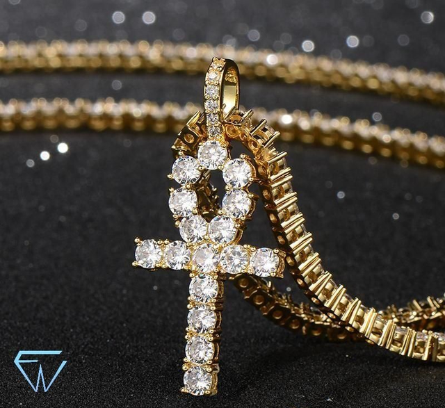 COLLIER PENDENTIF CROIX ÉGYPTIENNE ANKH PLAQUÉ-OR ET DIAMANTS 