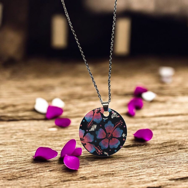 Collier dessiné Flora acier inoxydable rose, parme et bleu