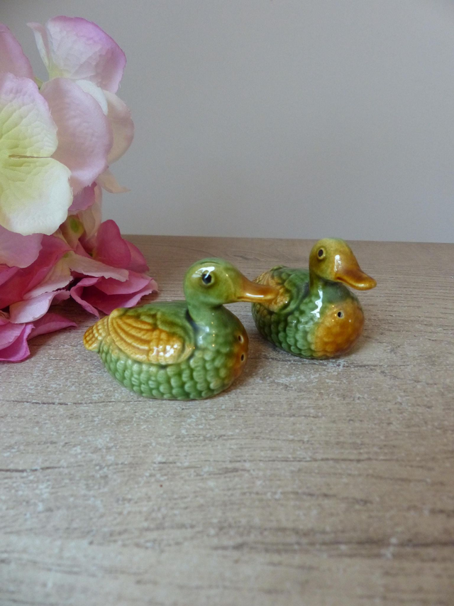 Ensemble salière et poivrière en forme de canards barbotine verts et jaunes, Canards décoration cuisine, canards shakers céramique vintage
