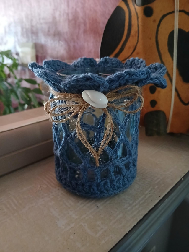 Photophore en verre habillé au crochet et breloques – décoration artisanale bohème chic