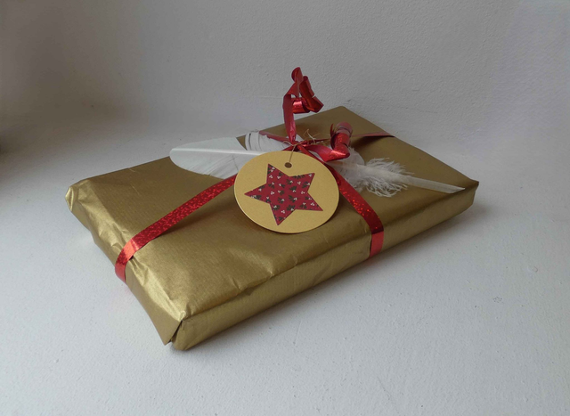 étiquettes cadeaux rondes argentées, rouges et dorées avec étoiles