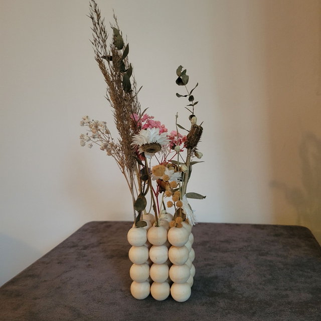 Vase en perles de bois et fleurs séchées