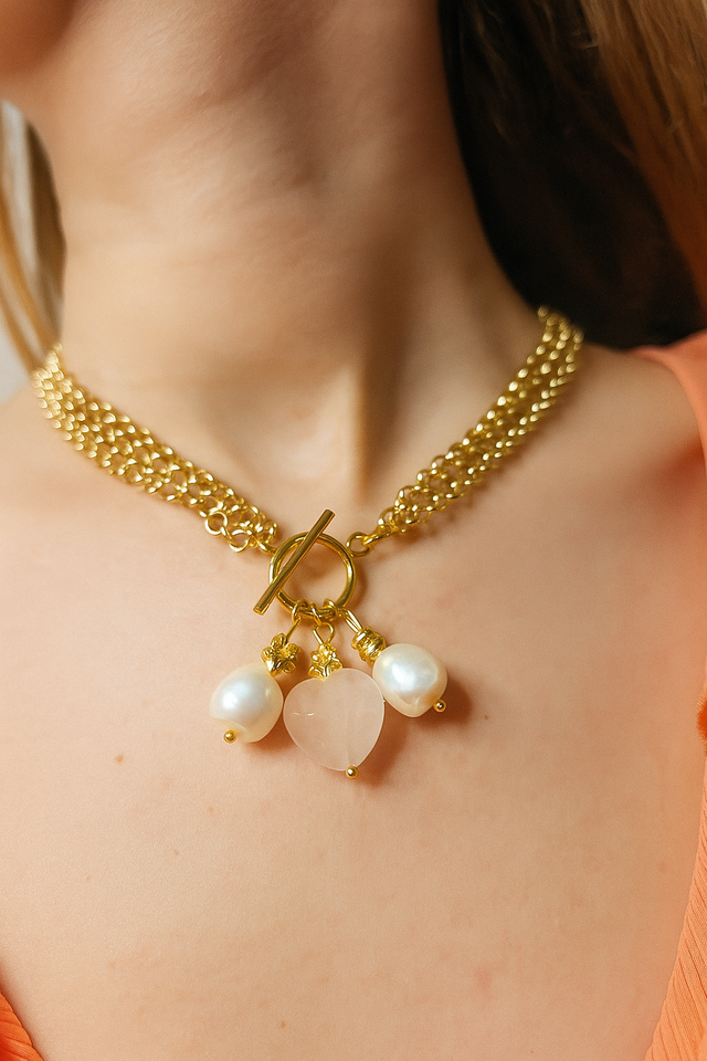 Sophia Rose, collana in alluminio italiano placcato argento 925 e successivamente oro 24k, chiusura a T frontale in argento 925 e perle selezionate.