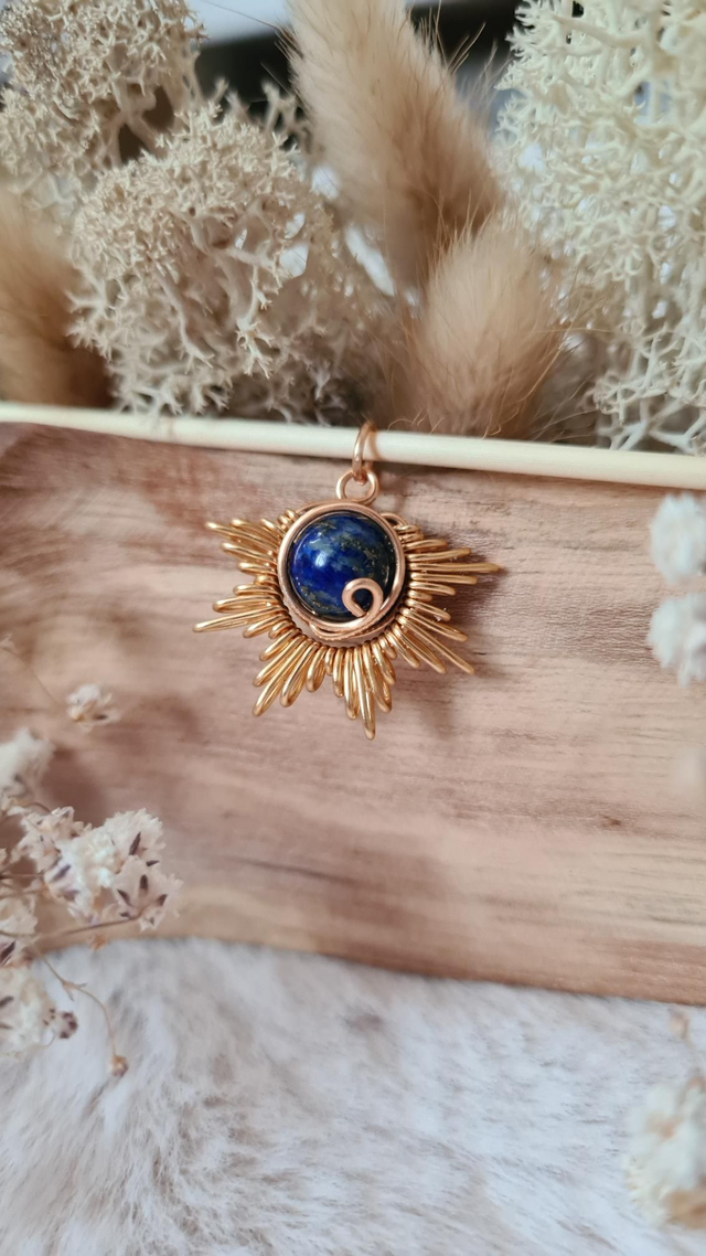Pendentif soleil accompagné d'une pierre naturelle