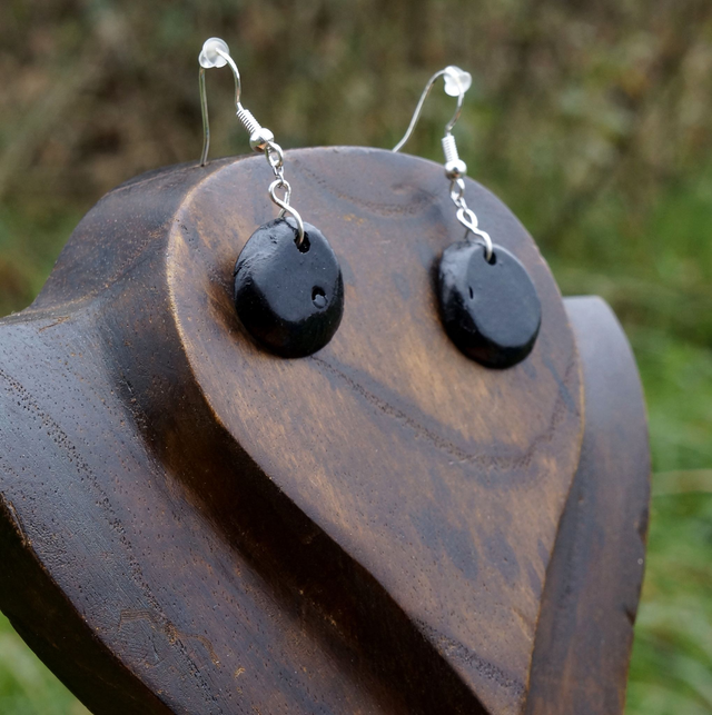 Petites chips noires avec chainette