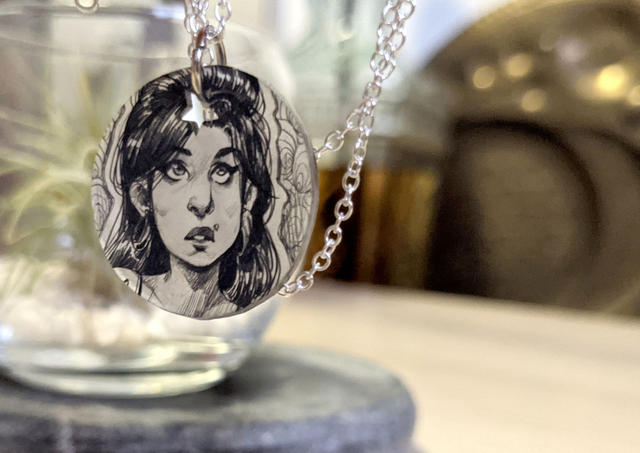 Pendentif rond, portrait d&#039;Amy Winehouse