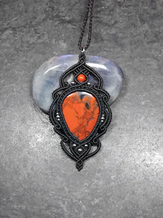 Collier en jaspe rouge