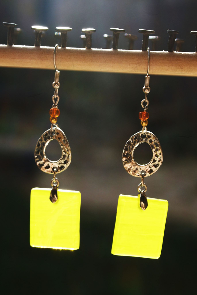 Boucles d&#039;oreilles en verre jaune.