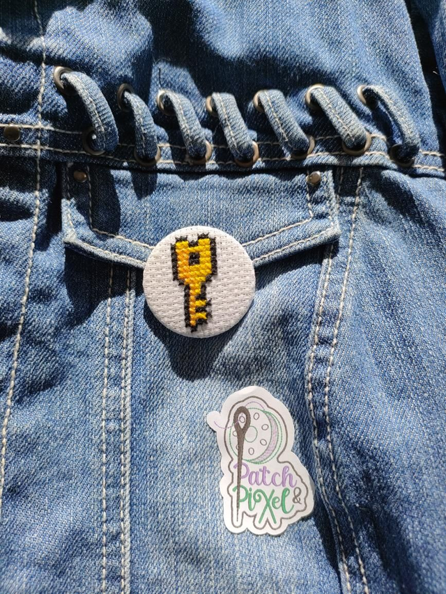 Petit clé Badge ou porte clé brodé à la main pixel art 