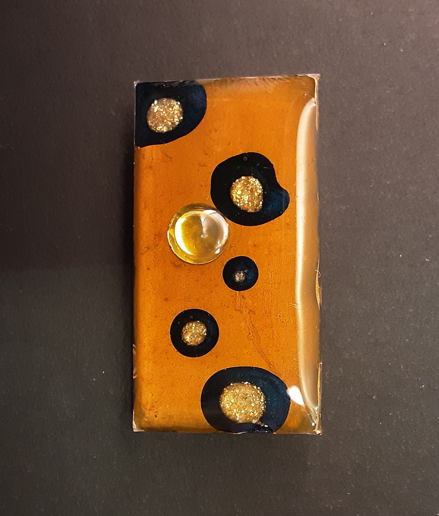 Broche rectangle moyen collection Elégance fond rouille nacrée desin noir et fond or et cabochon or